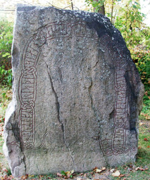 Styrstads kyrka Runestone Og153 — Håkan Svensson (Xauxa); Own work. CC BY 2.5