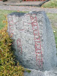 Styrstads kyrka Runestone Og154 — Håkan Svensson (Xauxa); Own work. CC BY 2.5