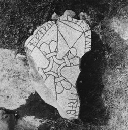 Runstensfragment — okänd; This file was provided to Wikimedia Commons by Sörmlands museum . The museum's digitized collections can be explored here .. Public Domain Mark 1.0