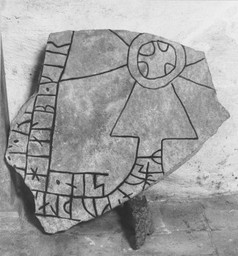 Fragment av runsten — okänd; This file was provided to Wikimedia Commons by Sörmlands museum . The museum's digitized collections can be explored here .. Public Domain Mark 1.0