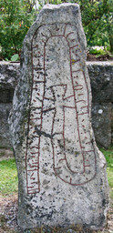 Hogs kyrka runestone01 — Håkan Svensson (Xauxa); Own work. CC BY 2.5
