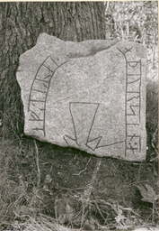 Upplands runinskrifter 443 — H. Faith-Ell; https://app.raa.se/open/runor/inscription?id=93b1dba6-f0b2-4258-908f-8f207b2547f2. CC0 1.0