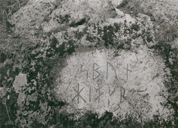 Upplands runinskrifter 450 — Unknown author Unknown author; https://app.raa.se/open/runor/inscription?id=397a3a26-fc94-40d8-af27-93208c96643d. CC0 1.0