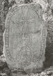 Upplands runinskrifter 624 — Iwar Anderson; https://app.raa.se/open/runor/inscription?id=0e6415b7-6384-4a1d-a499-aadfb8d2d6ba. CC0 1.0