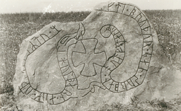Upplands runinskrifter 593 — G Thomsen; https://app.raa.se/open/runor/inscription?id=4d1cf7b6-5b5a-4f2a-910e-a9fdbfba214d. CC0 1.0
