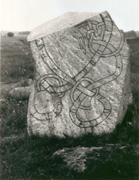 Upplands runinskrifter 1117 — Unknown author Unknown author; https://app.raa.se/open/runor/inscription?id=3095e934-25b4-46ff-8820-6fe2703a189d. CC0 1.0