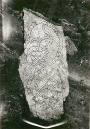 Upplands runinskrifter 42 — Harald Faith-Ell; https://app.raa.se/open/runor/inscription?id=029c89a4-38a5-4cd0-85d5-d9b4a3e8af59. CC0 1.0