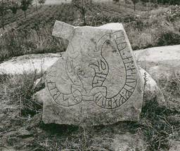 Upplands runinskrifter 40 — Gustaf Adolf Hellman; https://app.raa.se/open/runor/inscription?id=84e0ab32-30ec-4ae9-952e-6e5facd0e474. CC0 1.0