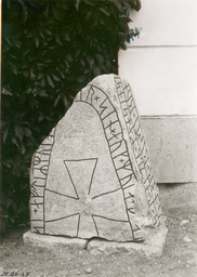 Upplands runinskrifter 422 — Unknown author Unknown author; https://app.raa.se/open/runor/inscription?id=f995684b-fd90-42b7-a1b5-1928aba9ef67. CC0 1.0