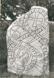 Upplands runinskrifter 36 — Harald Faith-Ell; https://app.raa.se/open/runor/inscription?id=fba372fe-dec3-4bf3-a4d9-88c12e27d825. CC0 1.0