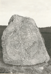 Upplands runinskrifter 34 — Harald Faith-Ell; https://app.raa.se/open/runor/inscription?id=4c4f8a1f-f0f9-4c5a-b779-e9da71e96b0e. CC0 1.0