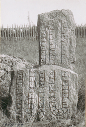 Upplands runinskrifter 586 — Sven B.F. Jansson; https://app.raa.se/open/runor/inscription?id=cc440afc-d892-4332-8de6-586342dcb298. CC0 1.0