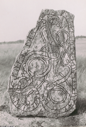 Upplands runinskrifter 825 — Nils Lagergren; https://app.raa.se/open/runor/inscription?id=fa371fdb-7e3d-48fd-b900-3a9d88ae570d. CC0 1.0
