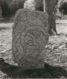 Upplands runinskrifter 1135 — Unknown author Unknown author; https://app.raa.se/open/runor/inscription?id=c3cbda2b-3f10-45ee-9140-2cf660e880d9. CC0 1.0