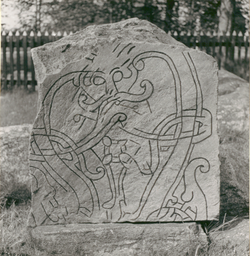 Upplands runinskrifter 1150 — Unknown author Unknown author; https://app.raa.se/open/runor/inscription?id=3ee25a11-f6cc-4579-a260-324c30346f7e. CC0 1.0