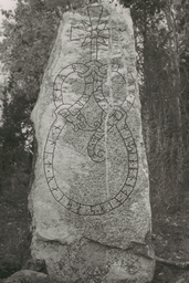 Upplands runinskrifter 630 — Iwar Anderson; https://app.raa.se/open/runor/inscription?id=5f4cdf37-5c80-4100-a9f1-18290cfafe85. CC0 1.0
