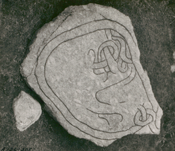 Upplands runinskrifter 711 — Nils Lagergren; https://app.raa.se/open/runor/inscription?id=4308e458-a51c-42d5-950a-988c94347638. CC0 1.0