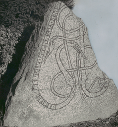 Upplands runinskrifter 842 — Iwar Anderson; https://app.raa.se/open/runor/inscription?id=f490f940-0560-4323-a031-447f21f4368c. CC0 1.0
