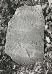 Upplands runinskrifter 831 — Nils Lagergren; https://app.raa.se/open/runor/inscription?id=736921db-46f9-40f6-bbc1-47e58bd91d5c. CC0 1.0
