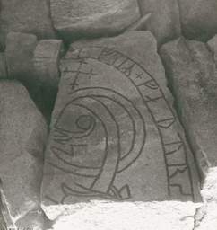 Upplands runinskrifter 1119 01 — Unknown author Unknown author; https://app.raa.se/open/runor/inscription?id=e02e8ec4-80f7-458f-8dc1-ddb4babf5dc4. CC0 1.0