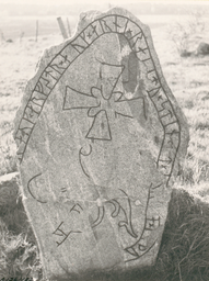 Upplands runinskrifter 635 — Iwar Anderson; https://app.raa.se/open/runor/inscription?id=9840a4f6-0d44-4721-8762-699cee0b9326. CC0 1.0