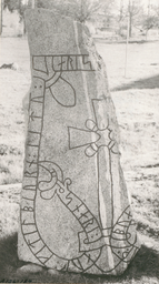 Upplands runinskrifter 637 — Iwar Anderson; https://app.raa.se/open/runor/inscription?id=b95230ed-e1bd-4b7f-98e9-a91db404808f. CC0 1.0