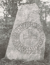 Upplands runinskrifter 665 — Iwar Anderson; https://app.raa.se/open/runor/inscription?id=ff4016a5-40fe-411f-a436-83bf9b4cca44. CC0 1.0
