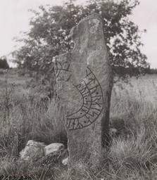 Upplands runinskrifter 672 — Iwar Anderson; https://app.raa.se/open/runor/inscription?id=4f33bbb7-5b16-48cc-b92c-ed1aa9f57c54. CC0 1.0