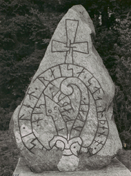 Upplands runinskrifter 671 — Iwar Anderson; https://app.raa.se/open/runor/inscription?id=8645b33d-583d-406e-8c34-df7f7714f0d3. CC0 1.0