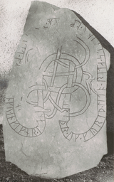 Upplands runinskrifter 618 — Iwar Anderson; https://app.raa.se/open/runor/inscription?id=e1339932-882a-481d-8a10-9fadb4b45245. CC0 1.0