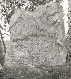 Upplands runinskrifter 735 — Nils Lagergren; https://app.raa.se/open/runor/inscription?id=946c1cc0-ec7f-4766-b459-6adfb6d7e4ce. CC0 1.0