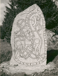 Upplands runinskrifter 789 — Nils Lagergren; https://app.raa.se/open/runor/inscription?id=017d90f3-f094-4021-85bf-85e70ccac431. CC0 1.0