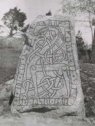 Upplands runinskrifter 742 — Nils Lagergren; https://app.raa.se/open/runor/inscription?id=2419a110-0616-418d-a6d6-26fb13d1175c. CC0 1.0