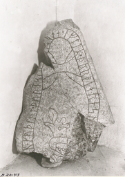 Upplands runinskrifter 430 — Unknown author Unknown author; https://app.raa.se/open/runor/inscription?id=150657a0-b4ed-47c6-a6f0-db8121782b6a. CC0 1.0