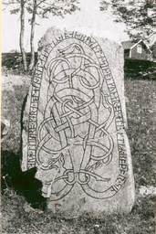 Upplands runinskrifter 572 — Unknown author Unknown author; https://app.raa.se/open/runor/inscription?id=9eb98721-6249-4410-9f70-909b27dd9e3d. CC0 1.0