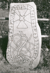 Upplands runinskrifter 573 — Unknown author Unknown author; https://app.raa.se/open/runor/inscription?id=980759fc-24bb-4e80-8c75-892b6ec10b0e. CC0 1.0