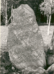 Upplands runinskrifter 753 — Nils Lagergren; https://app.raa.se/open/runor/inscription?id=56d51b92-8644-4bda-bbbb-805734dadbd2. CC0 1.0