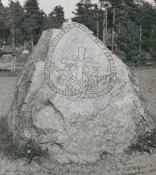 Upplands runinskrifter 756 — Nils Lagergren; https://app.raa.se/open/runor/inscription?id=9124d0eb-1ce5-4182-a563-053debde8a19. CC0 1.0
