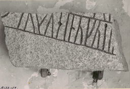 Upplands runinskrifter 752 — Unknown author Unknown author; https://app.raa.se/open/runor/inscription?id=13e3846c-e0be-4b4b-998b-8471f3236f31. CC0 1.0