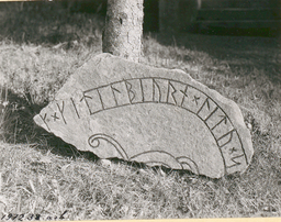 Upplands runinskrifter 594 — E. Löfving; https://app.raa.se/open/runor/inscription?id=d8b3e86a-fff5-4575-bd91-30b2e4143a17. CC0 1.0