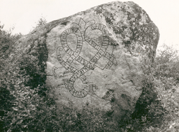 Upplands runinskrifter 727 — Nils Lagergren; https://app.raa.se/open/runor/inscription?id=f21fcc31-a0ee-4102-85e7-b4709c0c1d36. CC0 1.0