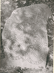 Upplands runinskrifter 821 — Nils Lagergren; https://app.raa.se/open/runor/inscription?id=daf0615b-b98d-43d1-a11e-07f5af0c94e4. CC0 1.0