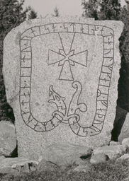 Upplands runinskrifter 814 — Nils Lagergren; https://app.raa.se/open/runor/inscription?id=07c15eff-499c-4eda-a2c0-1cdc999564ee. CC0 1.0