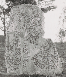 Upplands runinskrifter 828 — Nils Lagergren; https://app.raa.se/open/runor/inscription?id=3e5ac4a8-1281-430a-8143-18c515043b36. CC0 1.0