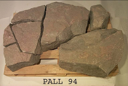 Upplands runinskrifter 82 (fragment) — Statens historiska museer; https://app.raa.se/open/runor/inscription?id=19cbfe8a-ec2b-4401-9e7f-694f6d619eaa. CC BY-SA 4.0