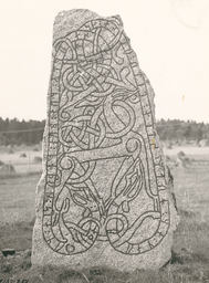 Upplands runinskrifter 764 — Nils Lagergren; https://app.raa.se/open/runor/inscription?id=d21445ad-660b-4720-b642-378db02779dc. CC0 1.0