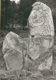 Upplands runinskrifter 765 — G af Geijerstam; https://app.raa.se/open/runor/inscription?id=e59a2762-0e4f-49b8-a45f-48f744acd63d. CC0 1.0