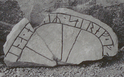Upplands runinskrifter 550 — Nils Åzelius; https://app.raa.se/open/runor/inscription?id=4f1262b5-8468-42eb-ac1d-92e317ba8909. CC0 1.0