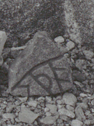 Upplands runinskrifter 554 — Nils Åzelius; https://app.raa.se/open/runor/inscription?id=57fe015a-973c-483d-b270-ac6ecc484a96. CC0 1.0
