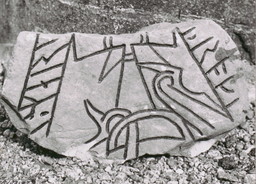 Upplands runinskrifter 555 — Nils Åzelius; https://app.raa.se/open/runor/inscription?id=9425aa26-9a0e-4563-b47a-b72ee12d393a. CC0 1.0